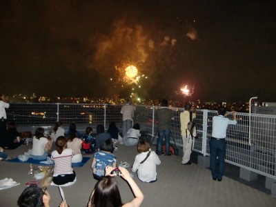 今年も開催！屋上で花火鑑賞会！